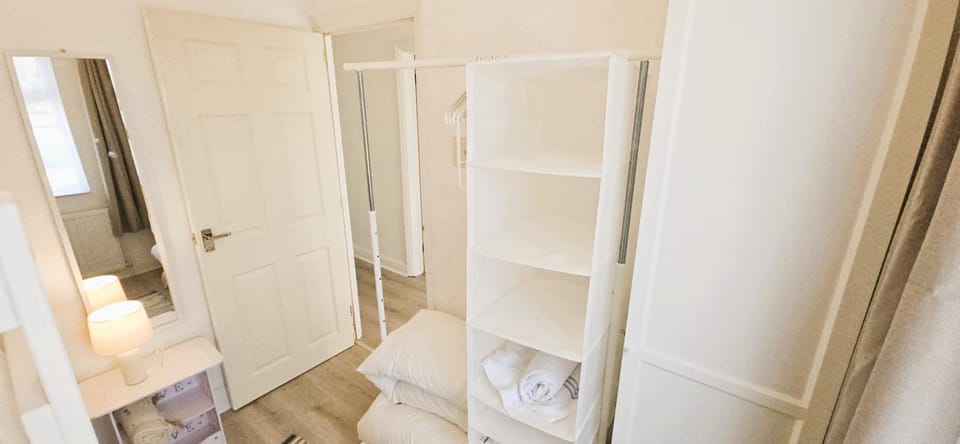 Bed, Bedroom, towels, wardrobe