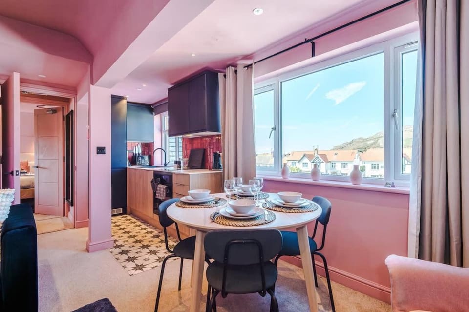 Skyline Two-Bed Retreat and Free Parking Apartment in Llandudno