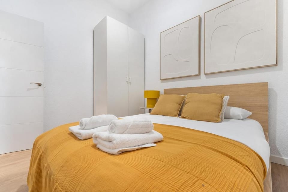 Yellow Lavapies Apartment in Centro