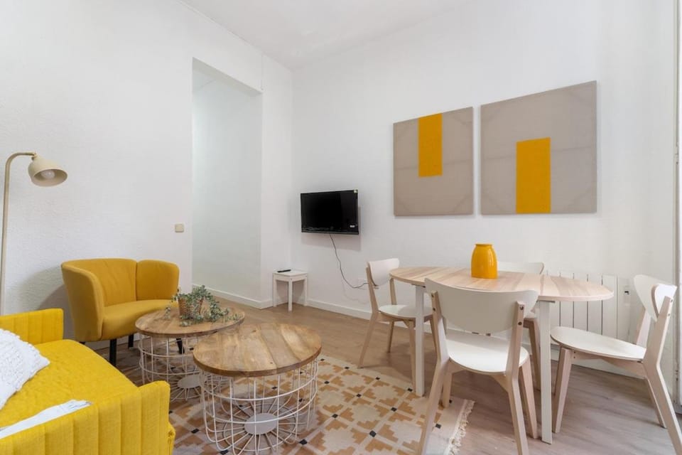 Yellow Lavapies Apartment in Centro