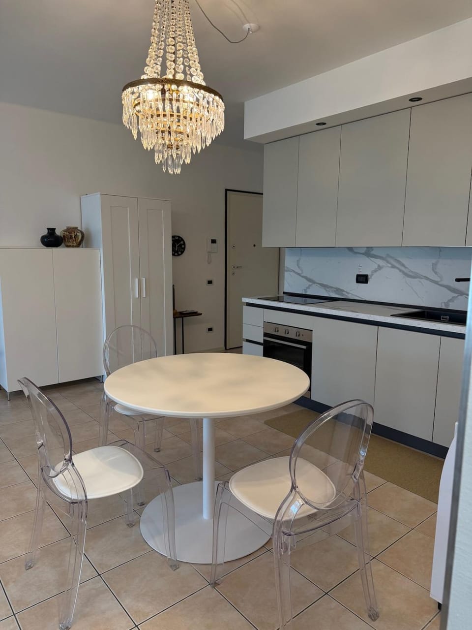 Kitchen or kitchenette, Dining area, dishwasher, minibar, oven, stove