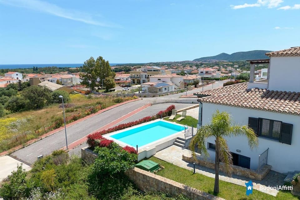 Property building, Neighbourhood, Natural landscape, Bird's eye view, Mountain view, Pool view, Swimming pool, Parking