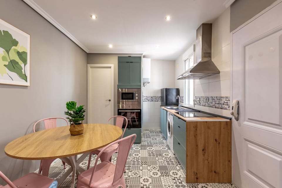 Kitchen or kitchenette, Dining area, oven, pet friendly, stove