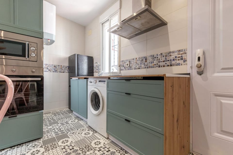 Kitchen or kitchenette, oven, pet friendly, stove, washing machine