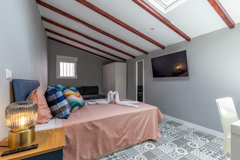 Bed, TV and multimedia, Photo of the whole room, Seating area, Bedroom