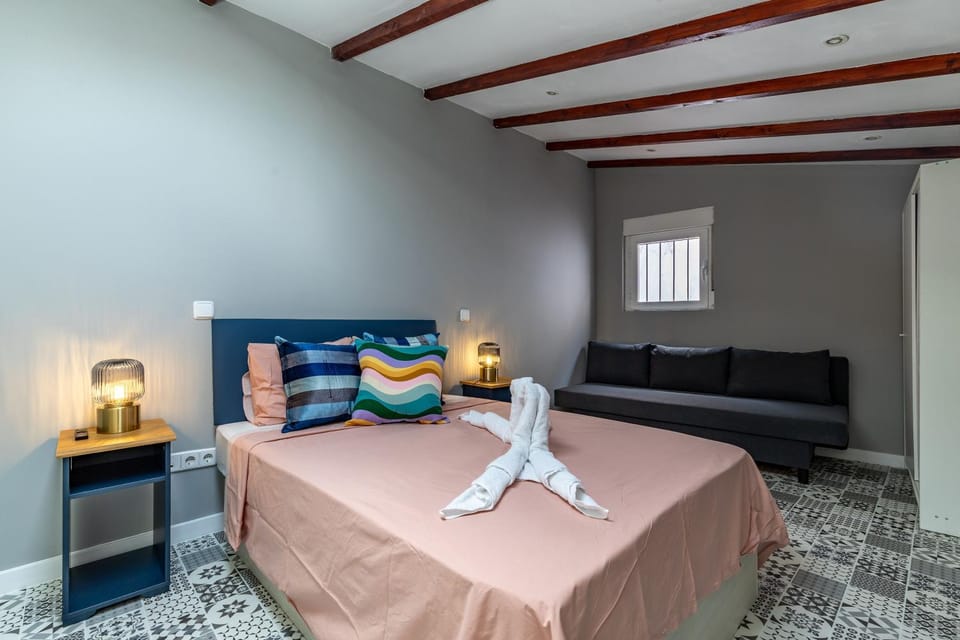 Bed, Photo of the whole room, Bedroom, towels