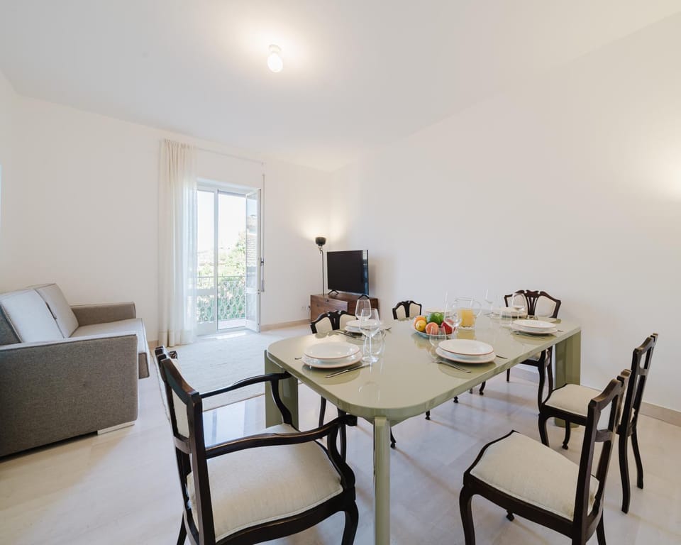 Communal lounge/ TV room, Living room, Dining area