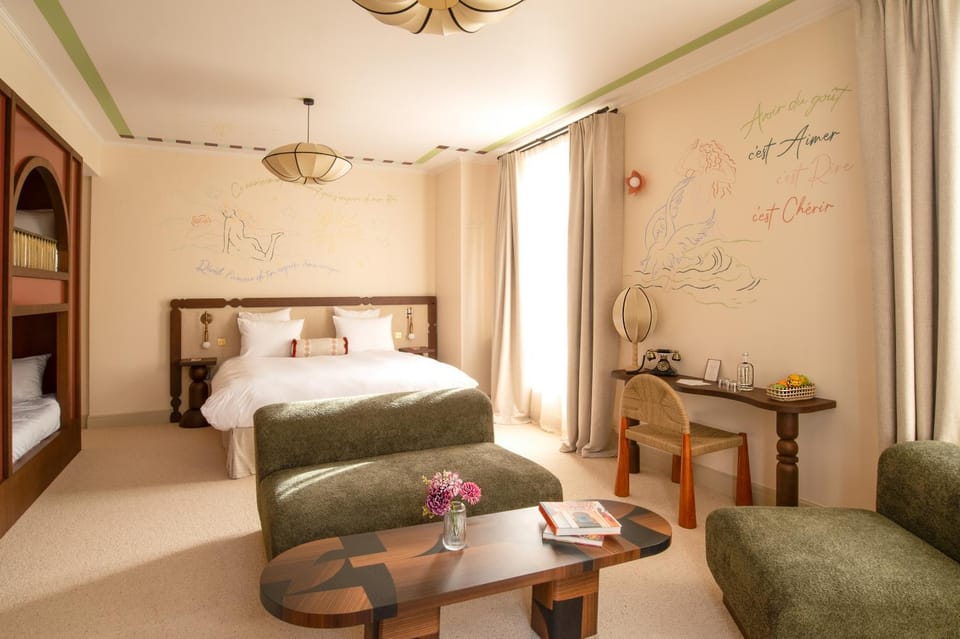 Photo of the whole room, Seating area, Bedroom