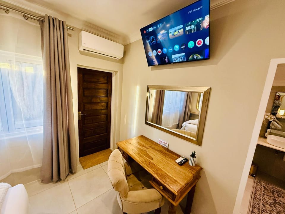 TV and multimedia, Seating area, Bedroom