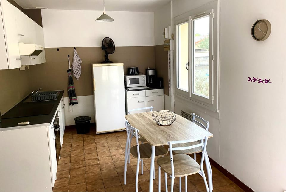 Dining area, oven, stove, toaster