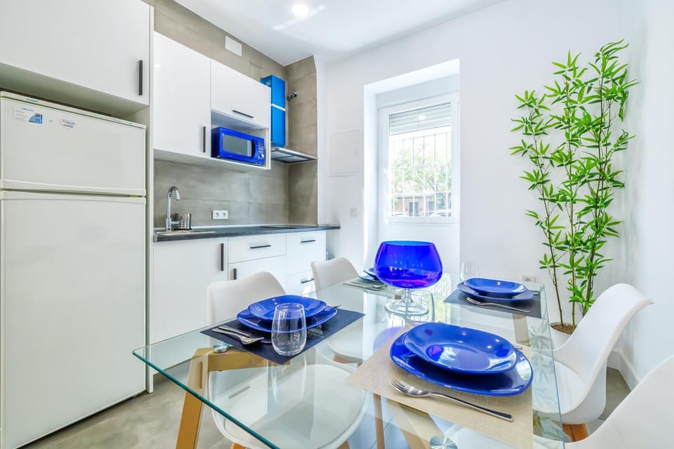 Kitchen or kitchenette, Dining area, microwave, stove