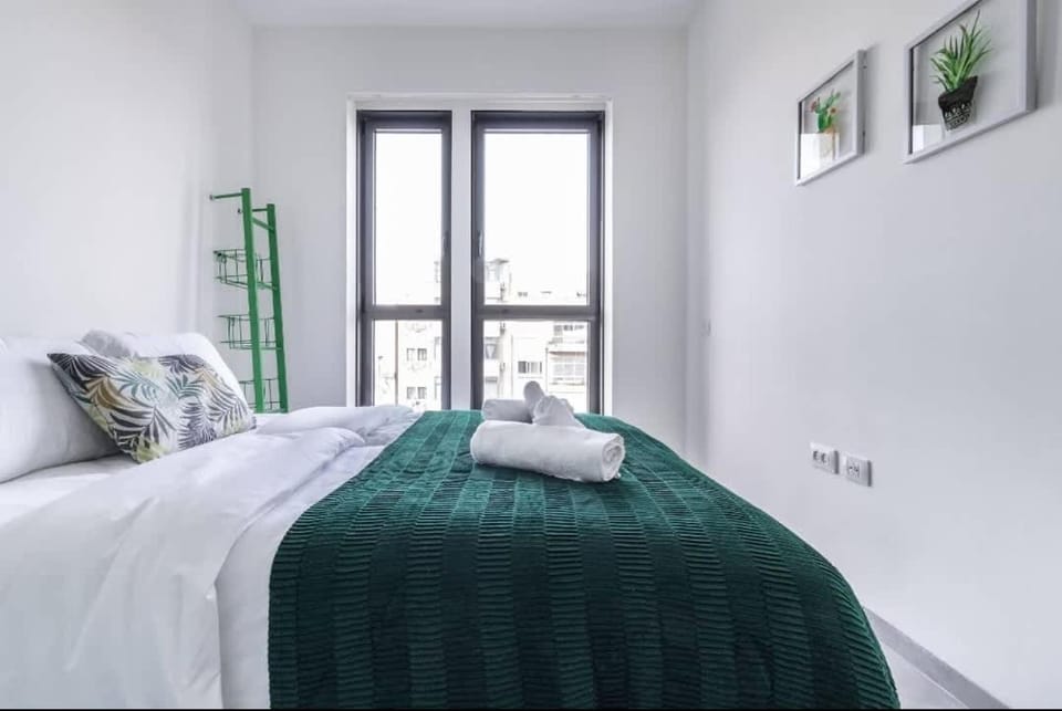 Stylish 2BR Apartment with Parking & Views in Jaffa Street Apartment in Jerusalem