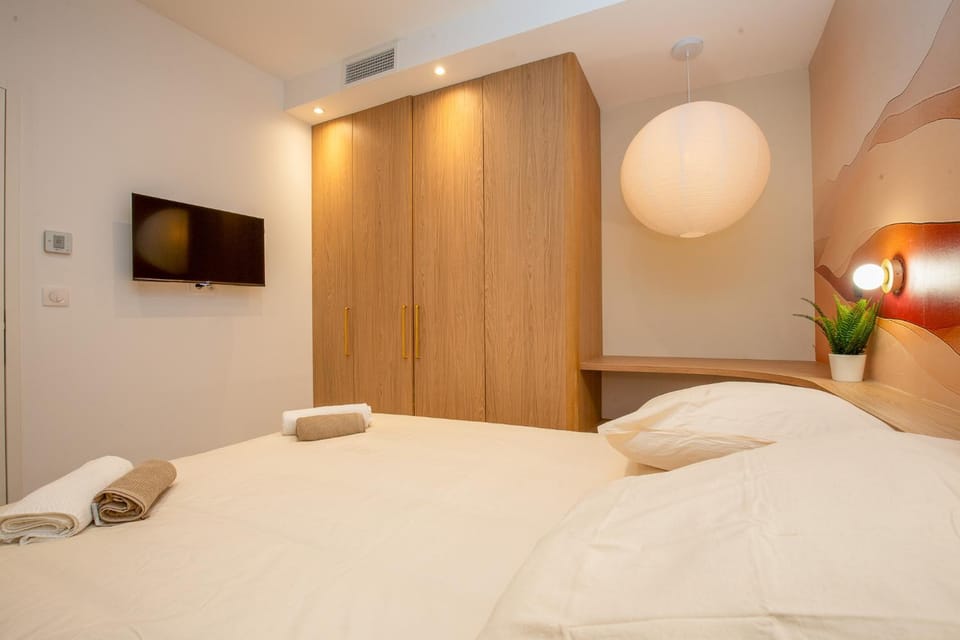 Bed, TV and multimedia, Photo of the whole room, Bedroom, wardrobe