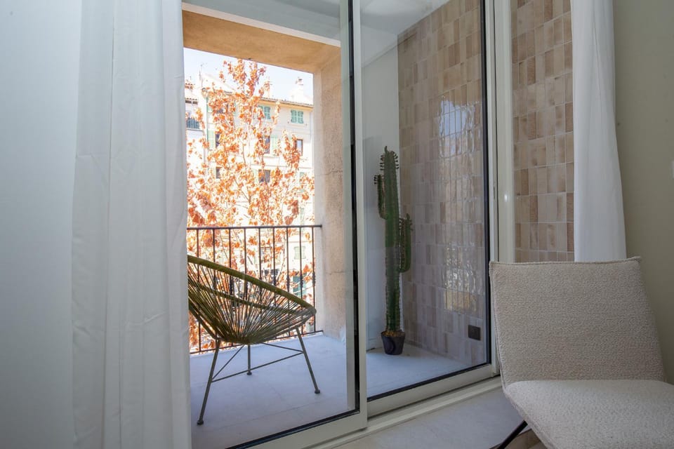 View (from property/room), Balcony/Terrace, Living room