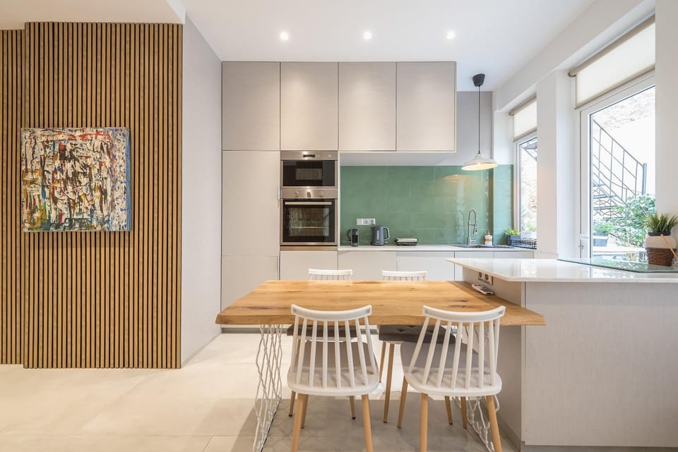 Kitchen or kitchenette, Dining area