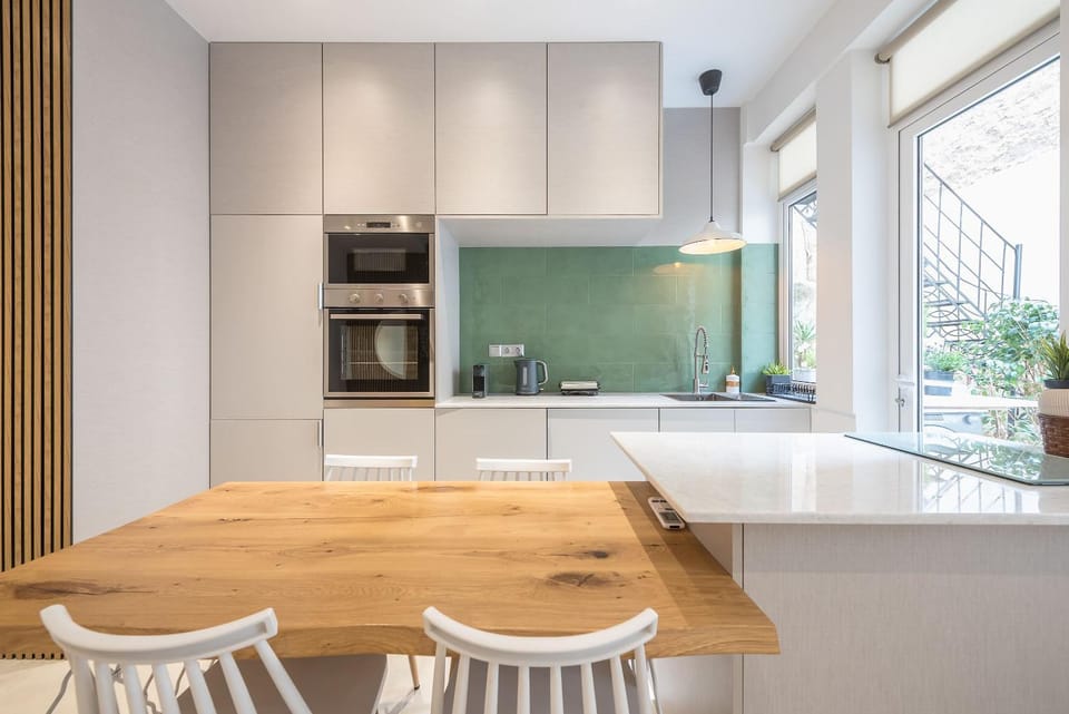 Kitchen or kitchenette, Dining area