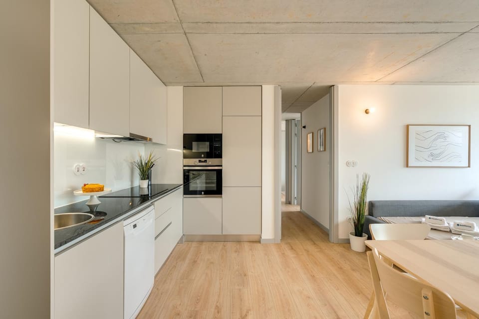 Kitchen or kitchenette, Dining area, oven, stove