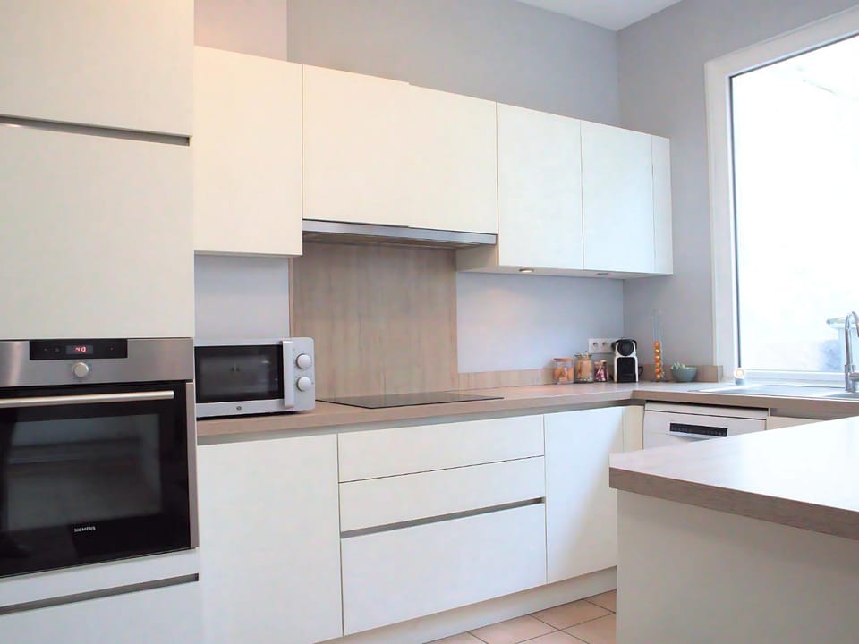 Coffee/tea facilities, dishwasher, microwave, oven, stove, toaster, washing machine, dryer, kitchen