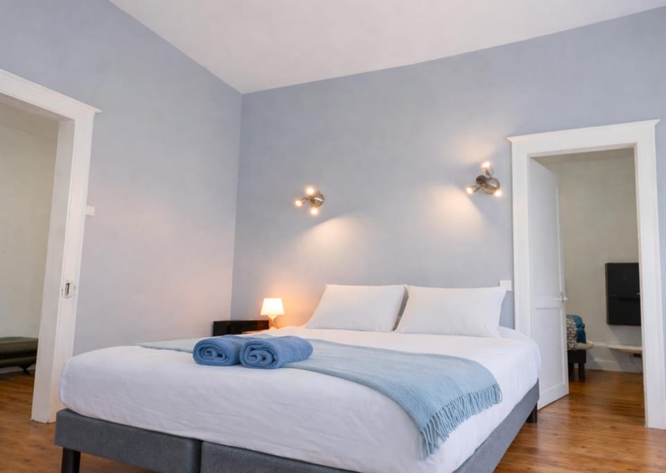 Photo of the whole room, Bedroom, towels
