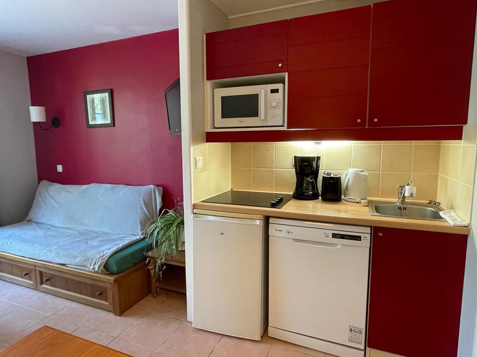 Coffee/tea facilities, Kitchen or kitchenette, oven, stove, toaster