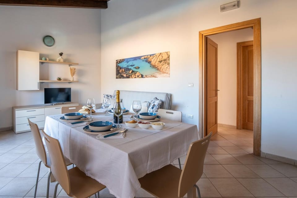 Kitchen or kitchenette, Food and drinks, Dining area