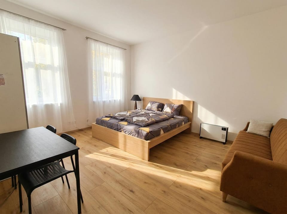 Bed, Seating area, Bedroom