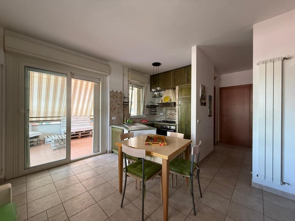 Kitchen or kitchenette, Dining area, pet friendly