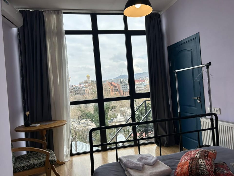 Bed, Natural landscape, View (from property/room), Balcony/Terrace, Living room, Photo of the whole room, Seating area, Dining area, Bedroom, Mountain view