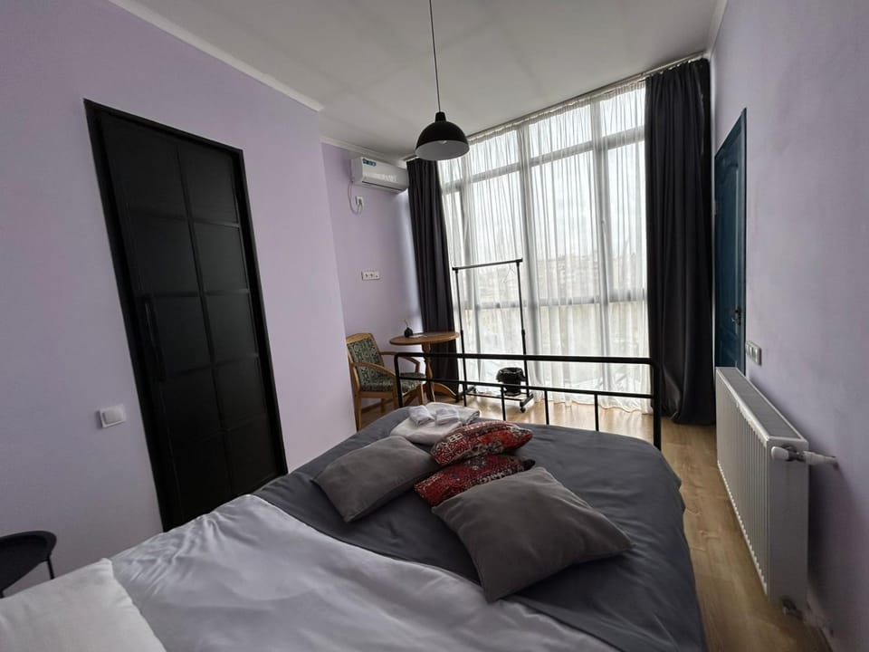 Bed, Living room, Photo of the whole room, Seating area, Bedroom, internet