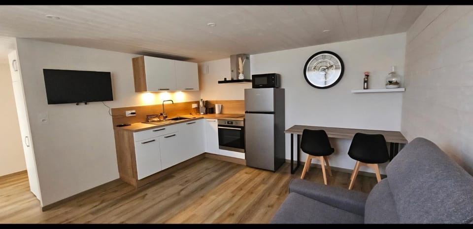 TV and multimedia, Living room, Dining area, oven, stove