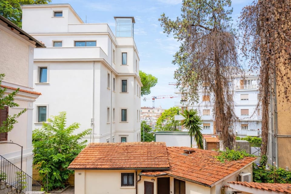 Property building, Spring, Day, Neighbourhood, Garden, Garden view, Street view