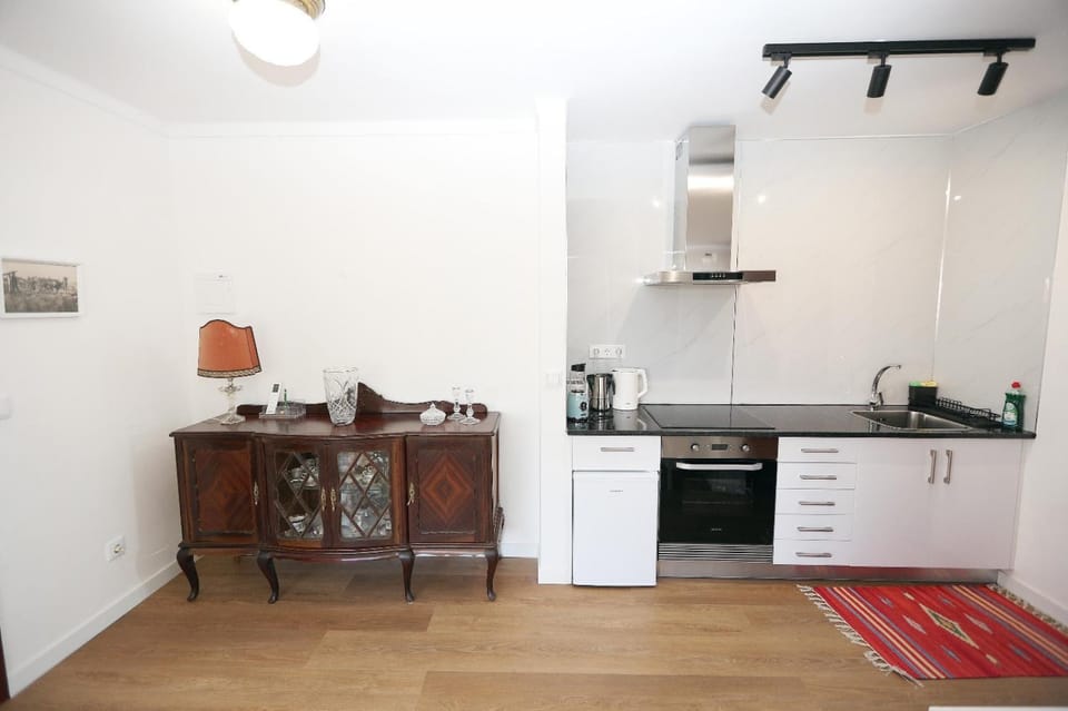 Kitchen or kitchenette, minibar, stove