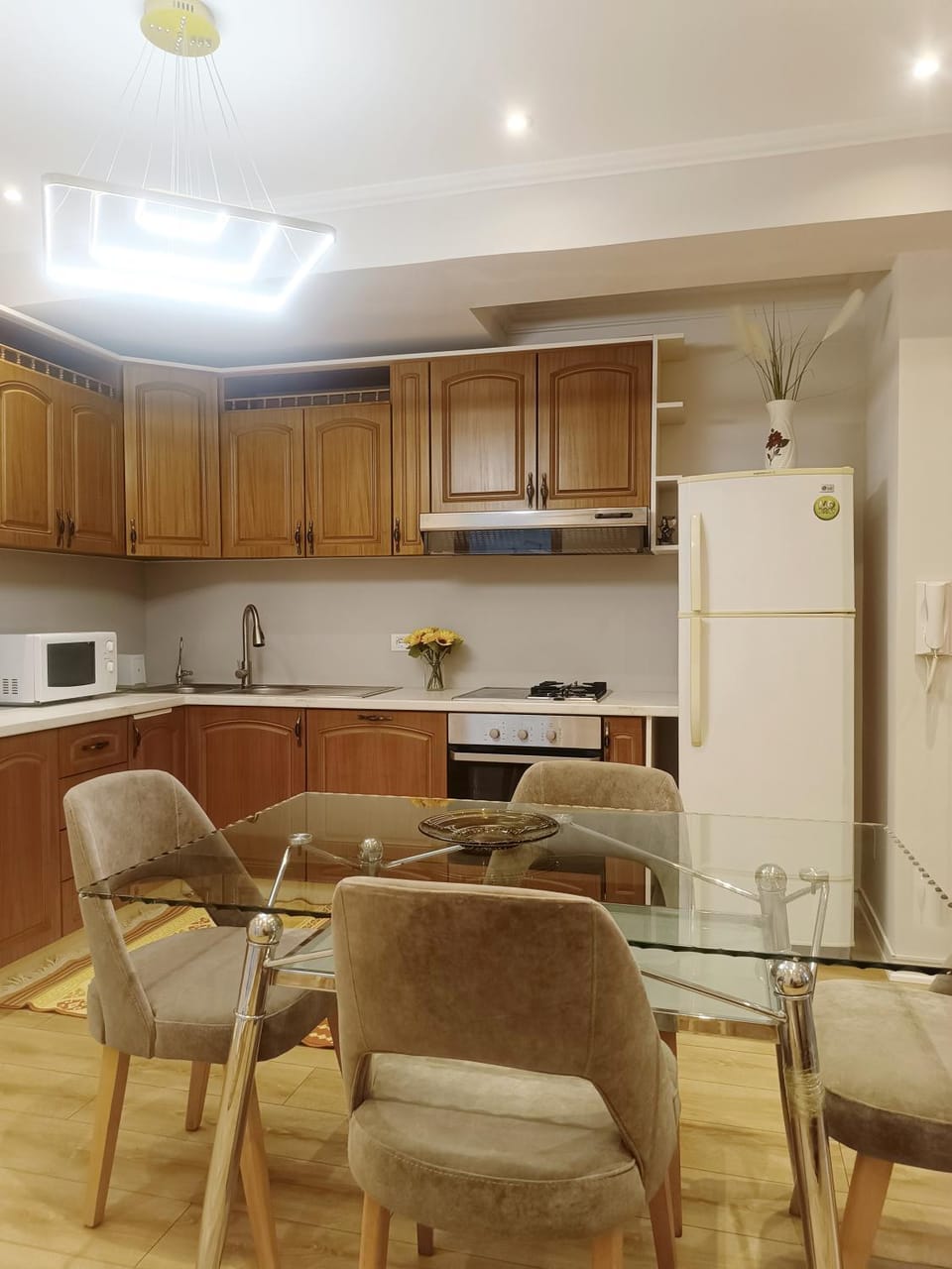 Kitchen or kitchenette, Dining area