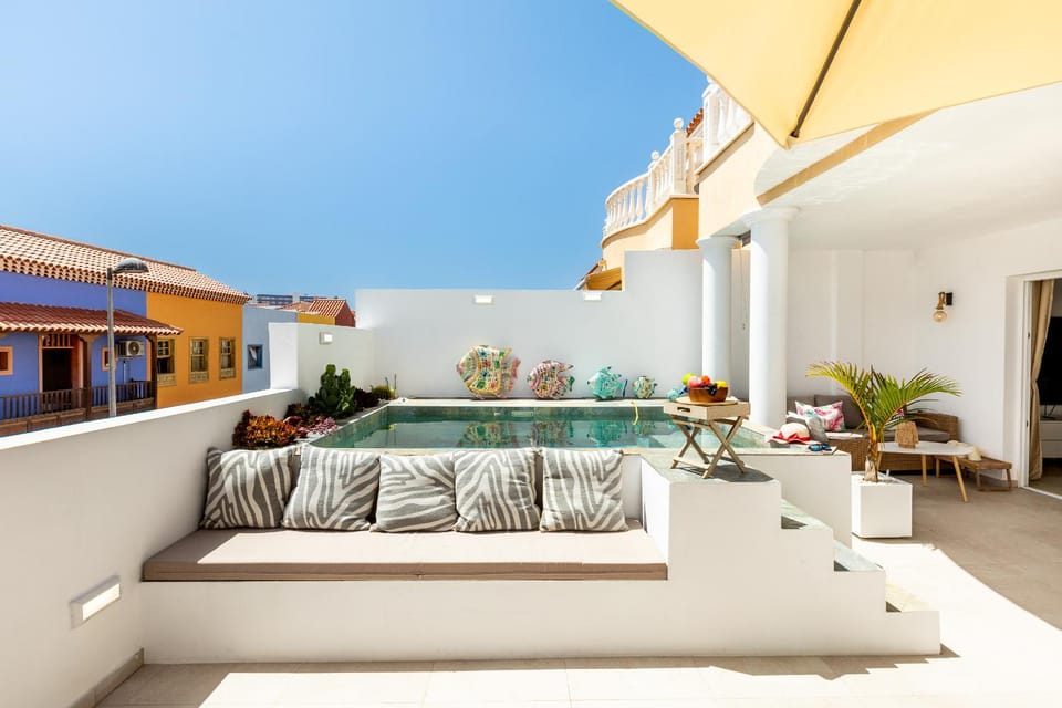 Day, Seating area, Pool view, Swimming pool