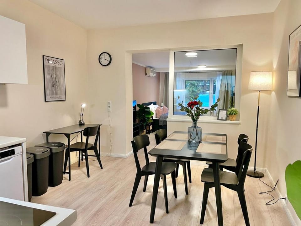 Kitchen or kitchenette, Seating area, Dining area