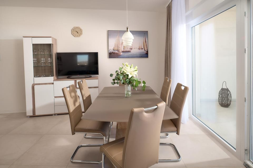 TV and multimedia, Dining area