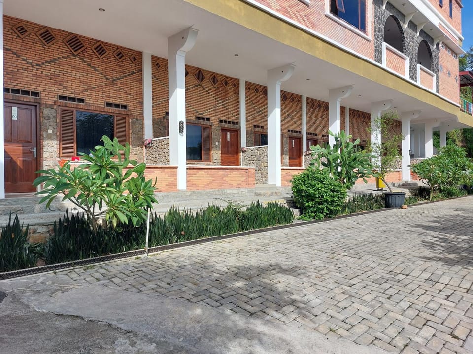 Property building, Garden, Balcony/Terrace