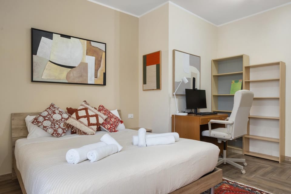 Bed, Bedroom, towels