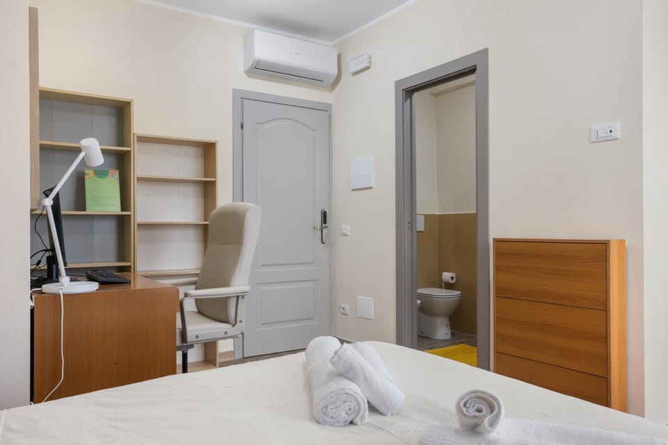 Bed, Bedroom, towels