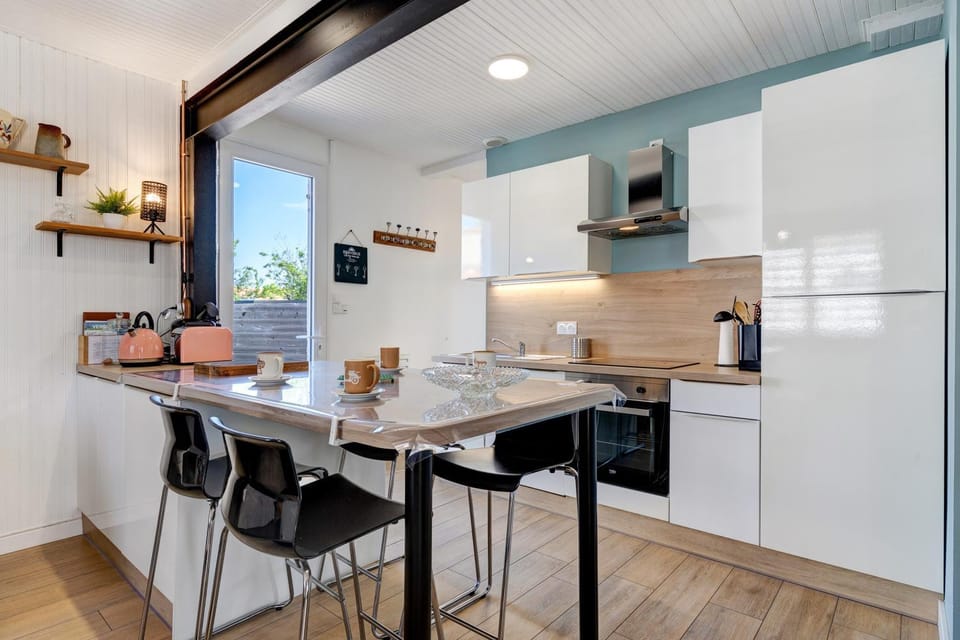 Property building, Kitchen or kitchenette, Living room