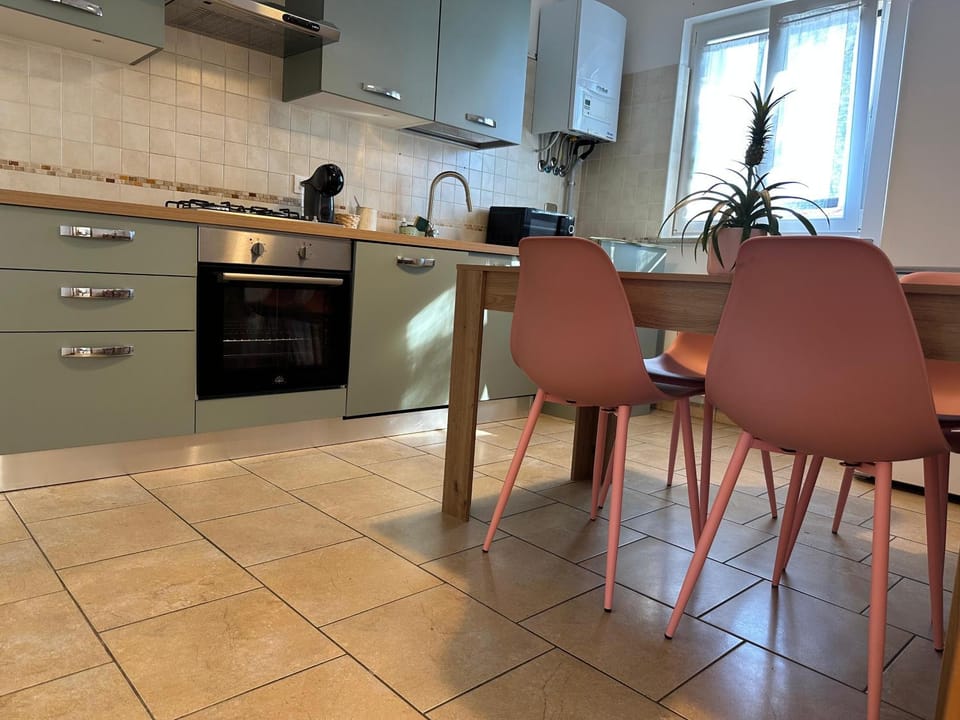 Kitchen or kitchenette, Dining area, dishwasher, pet friendly, stove