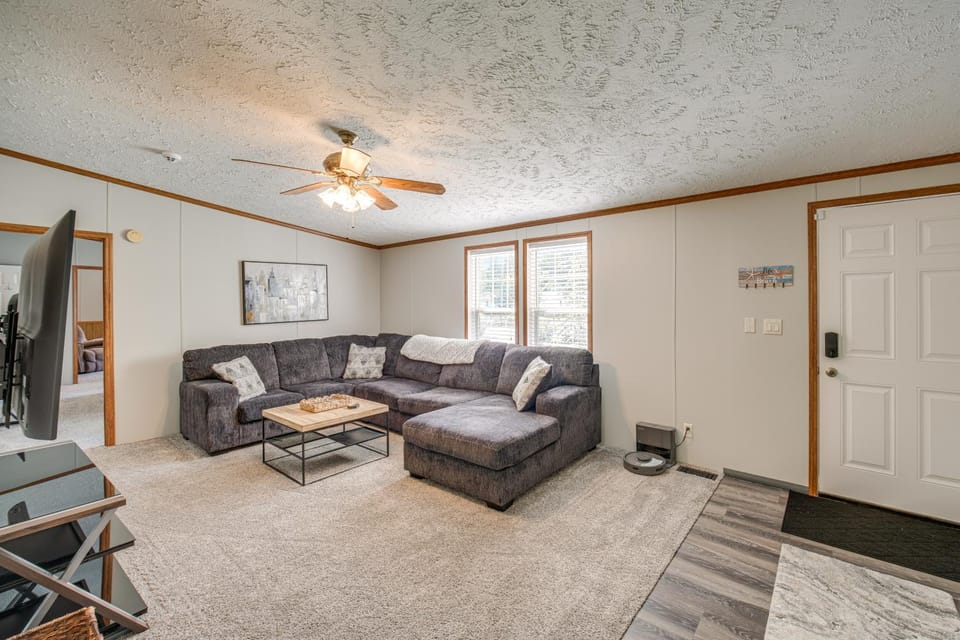 1 Mi to Geneva SP Family Home with Game Room and Yard House in Lake Erie