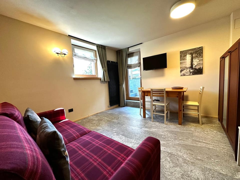 Photo of the whole room, Dining area
