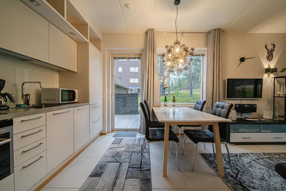 Kitchen or kitchenette, Dining area