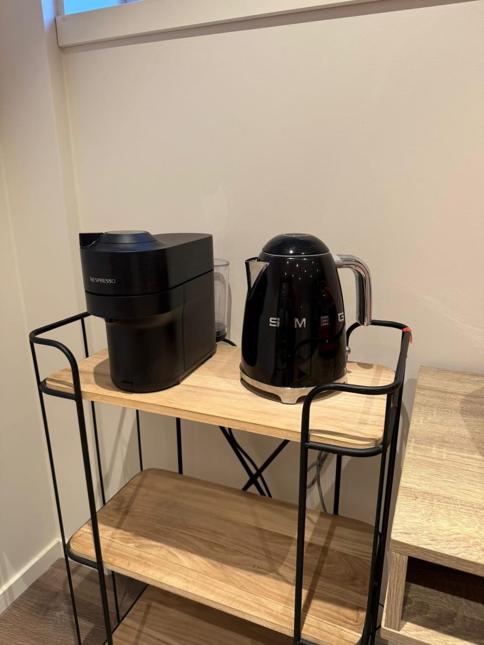 Kitchen or kitchenette, minibar