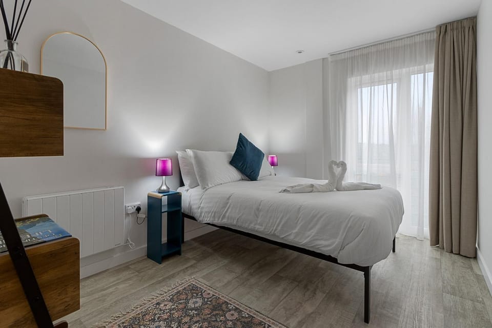 Bed, Decorative detail, Bedroom, City view, internet, towels