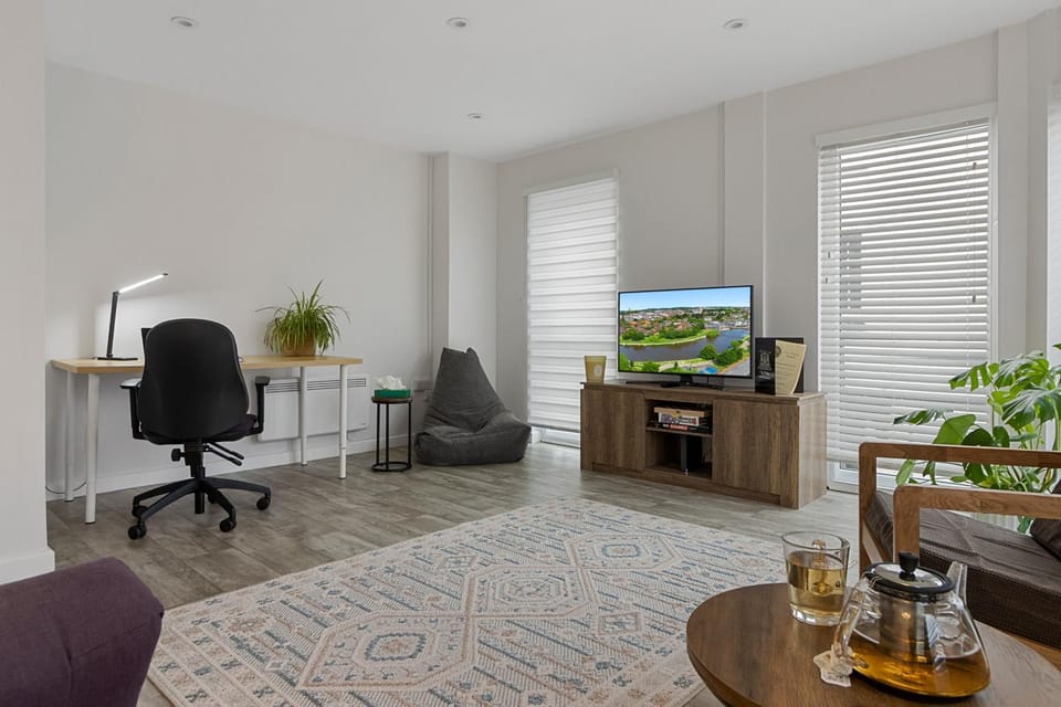 TV and multimedia, Living room, Decorative detail, Seating area, City view, internet