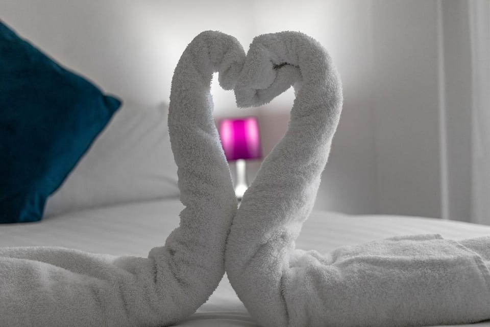 Bed, Decorative detail, Bedroom, internet, towels
