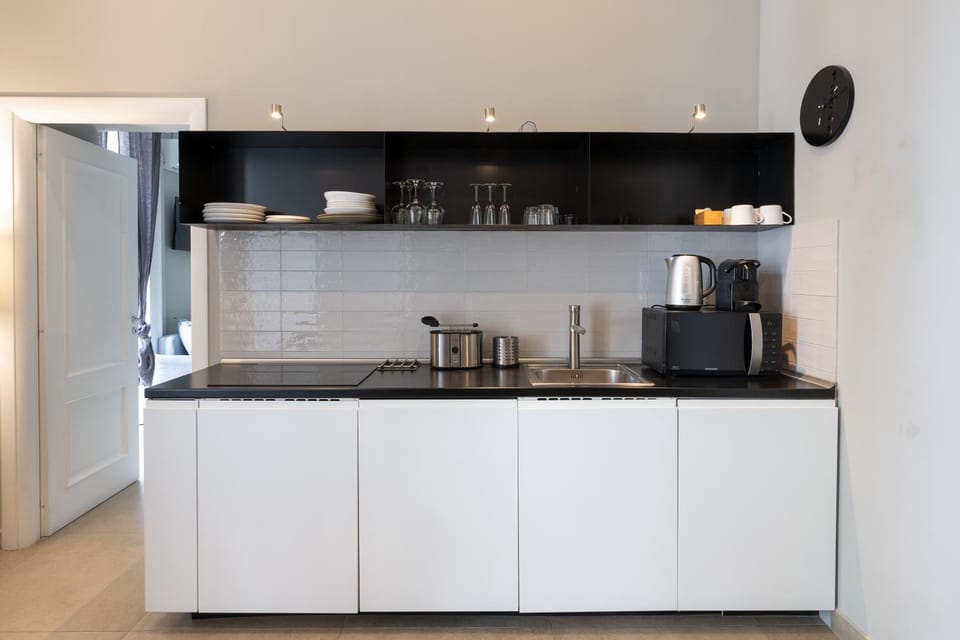 Kitchen or kitchenette, Seating area, stove, toaster