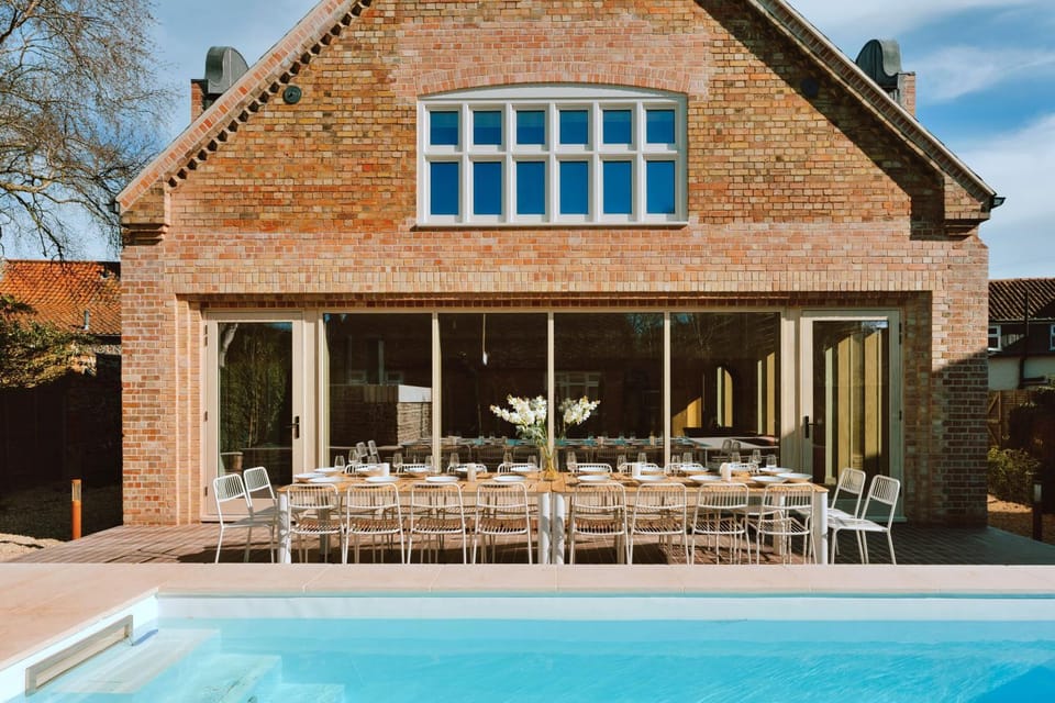 Property building, Patio, Day, Dining area, Pool view, Swimming pool, sunbed